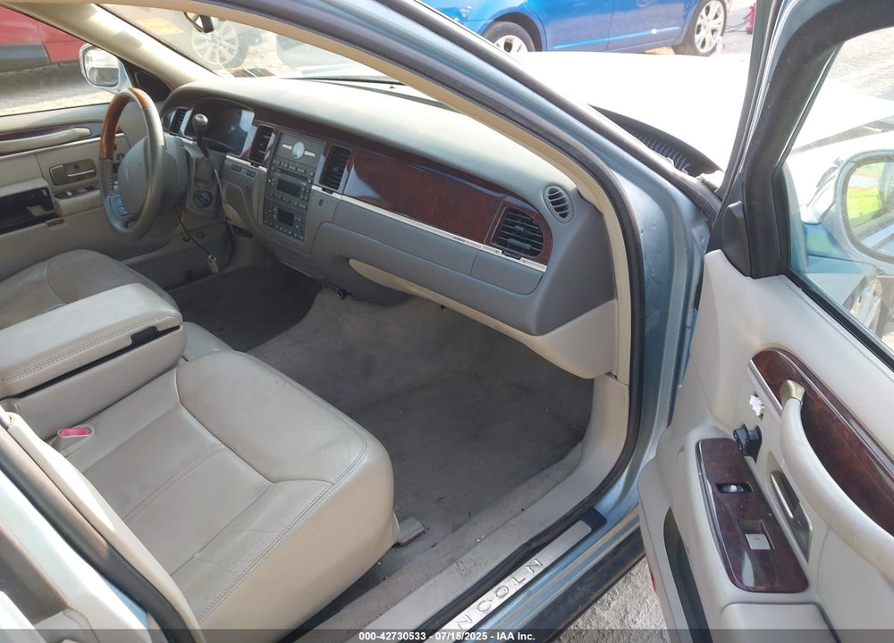 2010 LINCOLN TOWN CAR VIN: 2LNBL8CV9AX611259