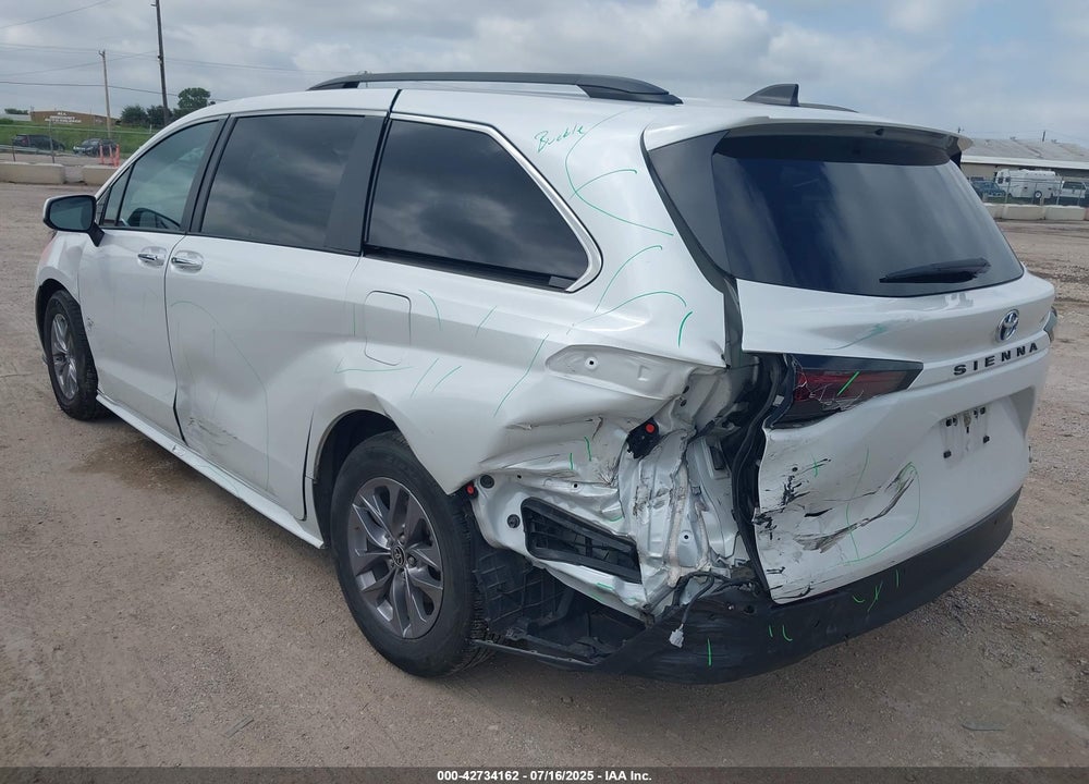 2024 TOYOTA SIENNA XLE VIN: 5TDYRKEC9RS182086