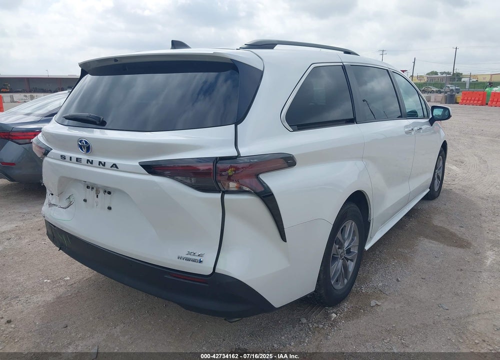 2024 TOYOTA SIENNA XLE VIN: 5TDYRKEC9RS182086