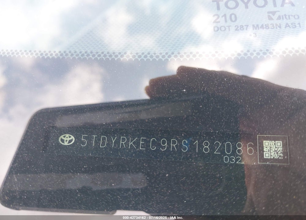 2024 TOYOTA SIENNA XLE VIN: 5TDYRKEC9RS182086