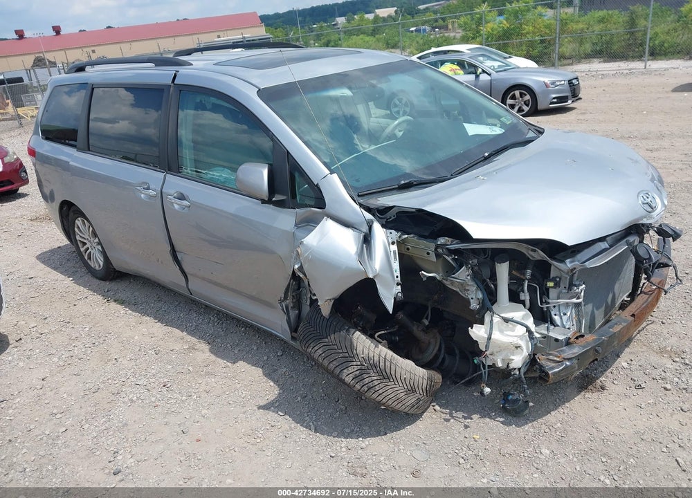 2014 TOYOTA SIENNA XLE V6 8 PASSENGER VIN: 5TDYK3DCXES443747