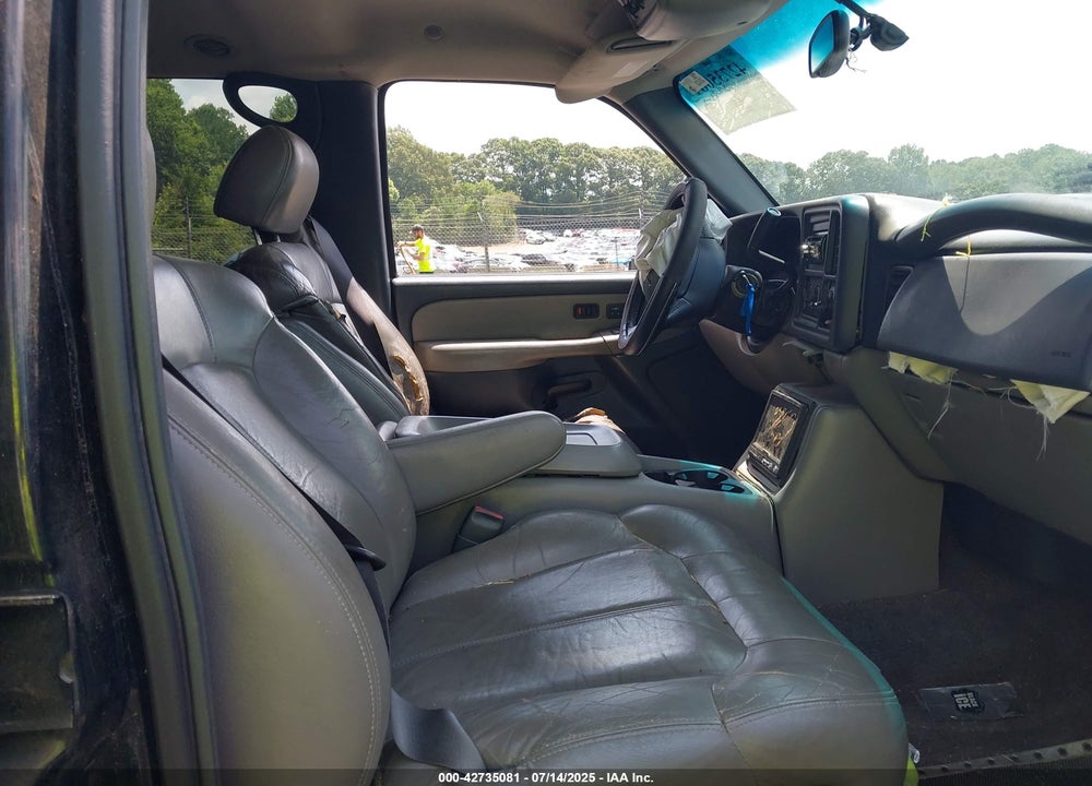 2000 CHEVROLET SUBURBAN 1500 LT VIN: 3GNFK16T7YG126026