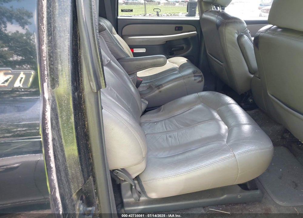 2000 CHEVROLET SUBURBAN 1500 LT VIN: 3GNFK16T7YG126026