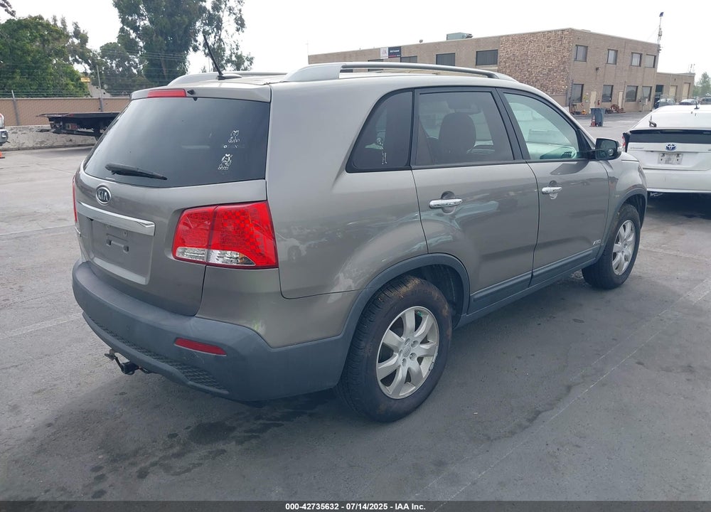 2011 KIA SORENTO VIN: 5XYKTCA11BG022529