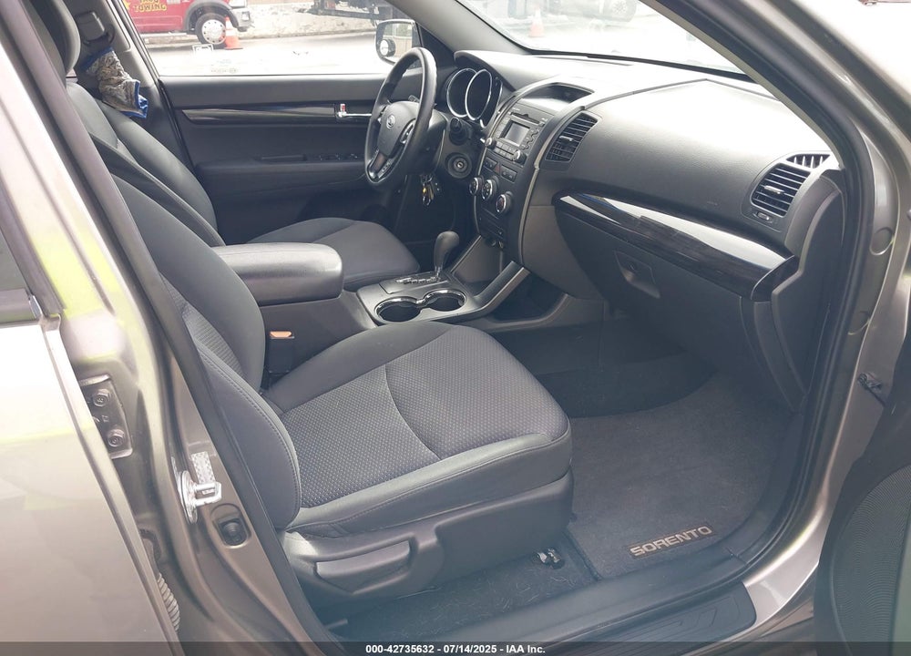 2011 KIA SORENTO VIN: 5XYKTCA11BG022529