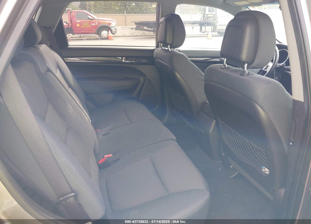 2011 KIA SORENTO VIN: 5XYKTCA11BG022529