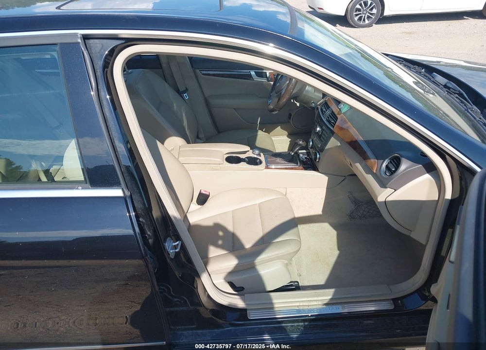 2012 MERCEDES-BENZ C CLASS VIN: WDDGF8BB8CR200253