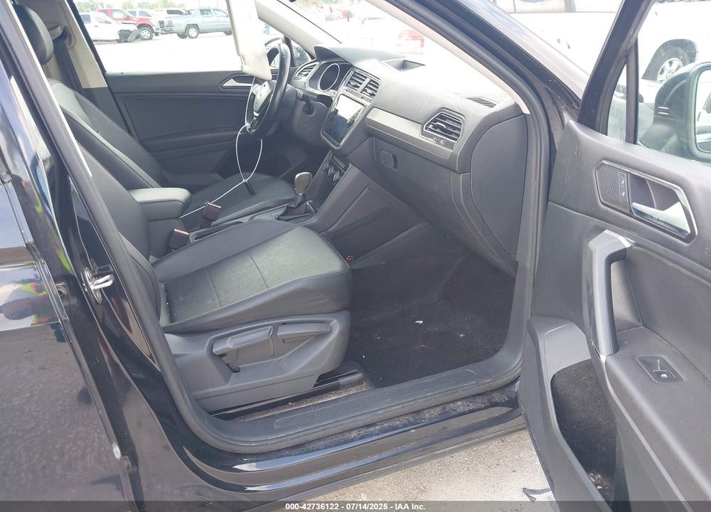 2018 VOLKSWAGEN TIGUAN VIN: 3VV3B7AX0JM178597