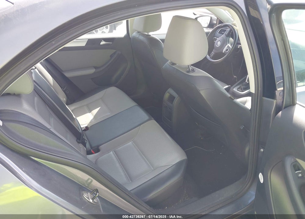 2013 VOLKSWAGEN JETTA HYBRID SEL VIN: 3VW637AJ3DM305798