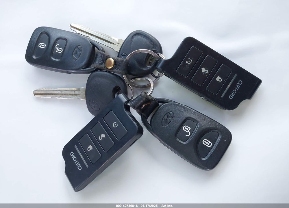 2011 HYUNDAI SANTA FE VIN: 5XYZKDAG8BG077068