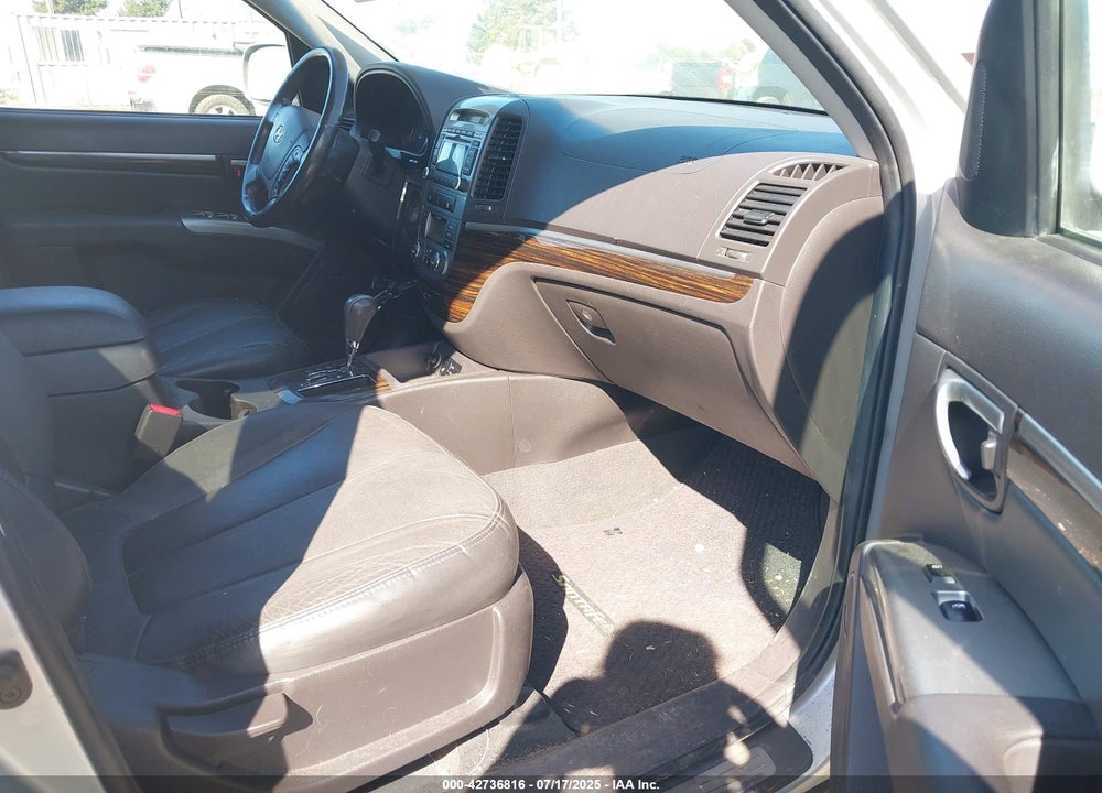 2011 HYUNDAI SANTA FE VIN: 5XYZKDAG8BG077068