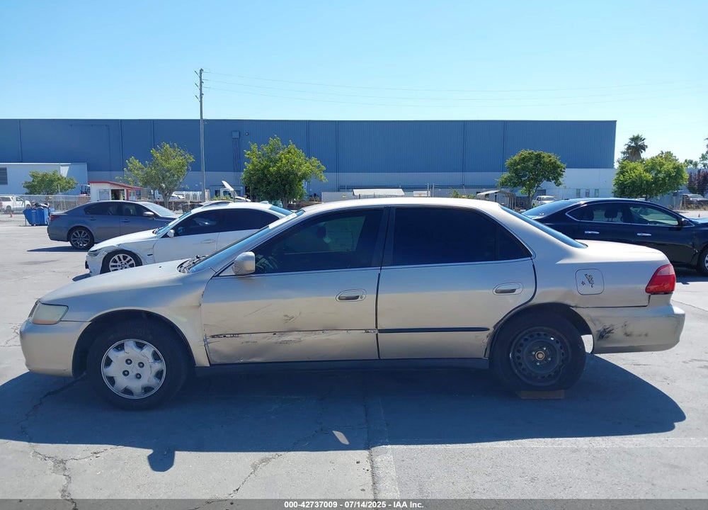 2000 HONDA ACCORD 2.3 LX VIN: 3HGCG6659YG702289