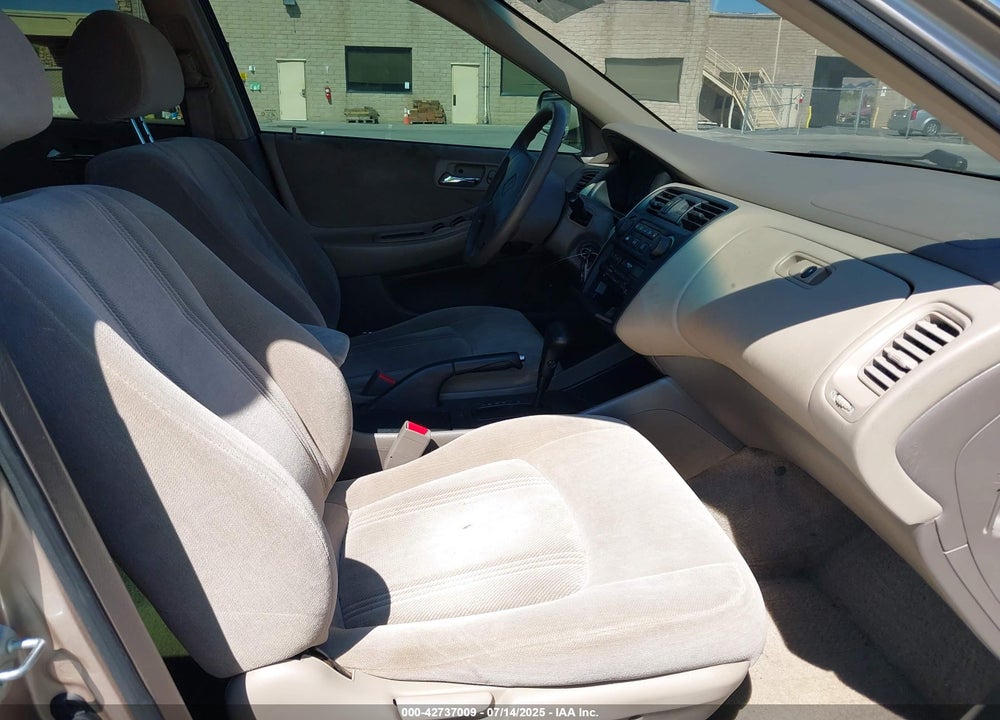 2000 HONDA ACCORD 2.3 LX VIN: 3HGCG6659YG702289