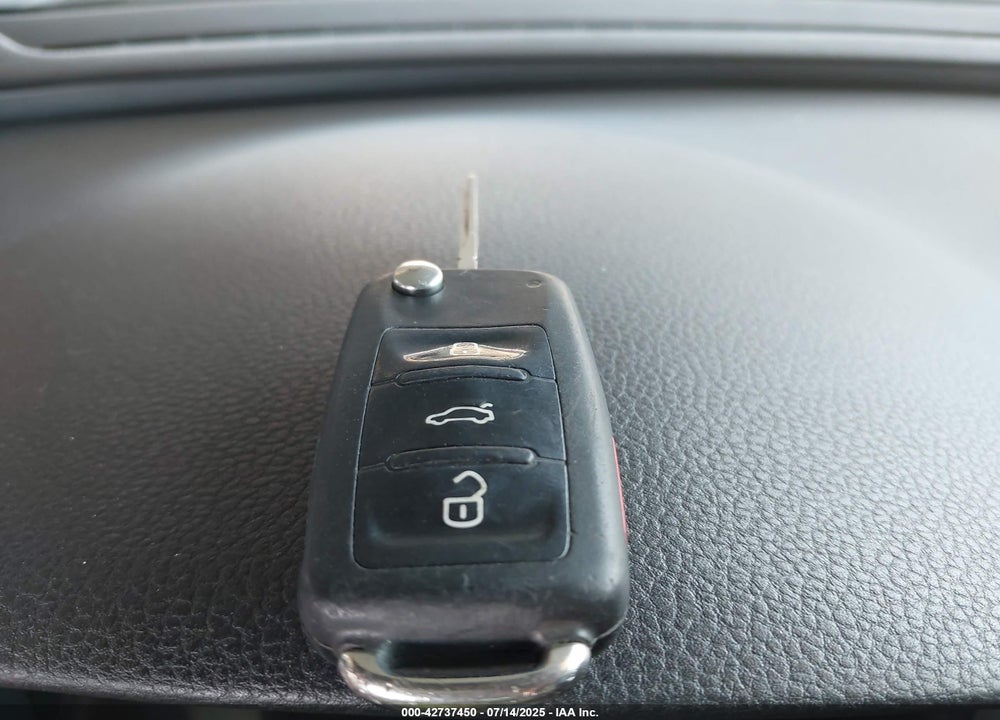 2013 VOLKSWAGEN PASSAT VIN: 1VWBN7A38DC032790