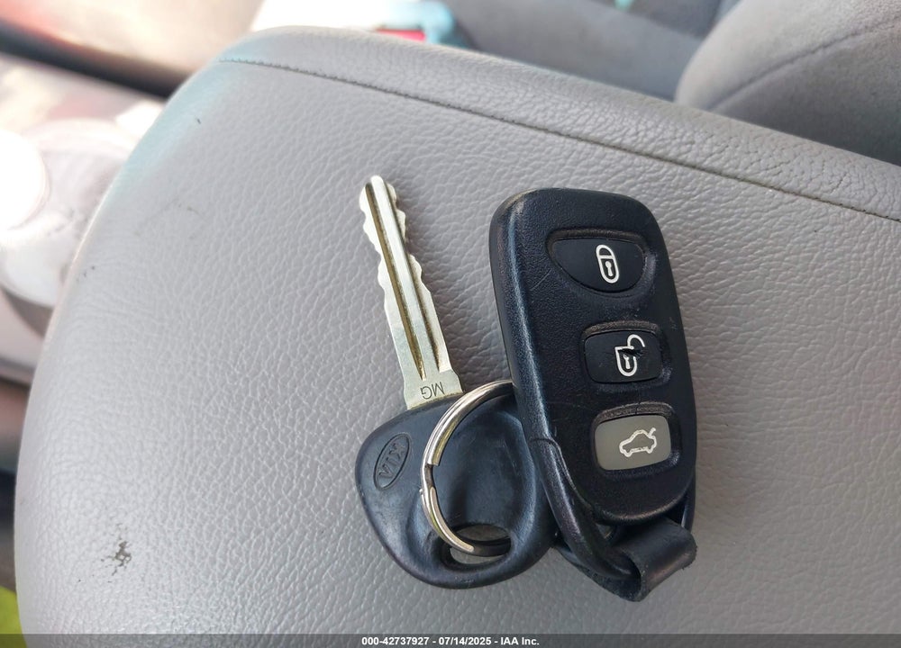2009 KIA OPTIMA VIN: KNAGE228195295525