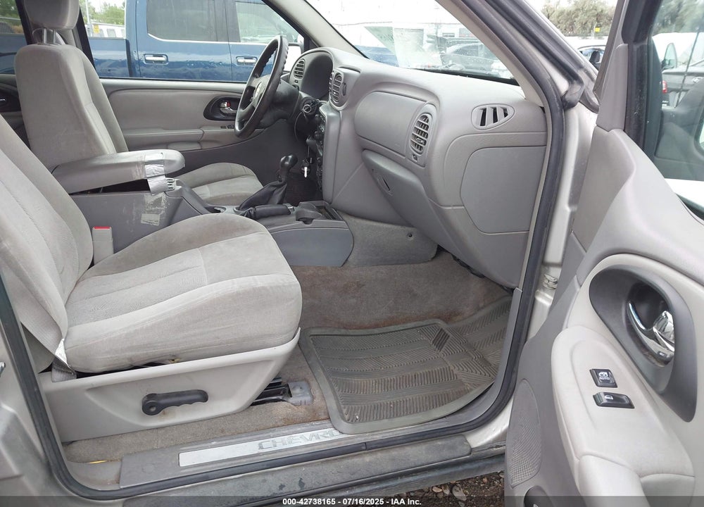 2005 CHEVROLET TRAILBLAZER LS VIN: 1GNDT13S552386087