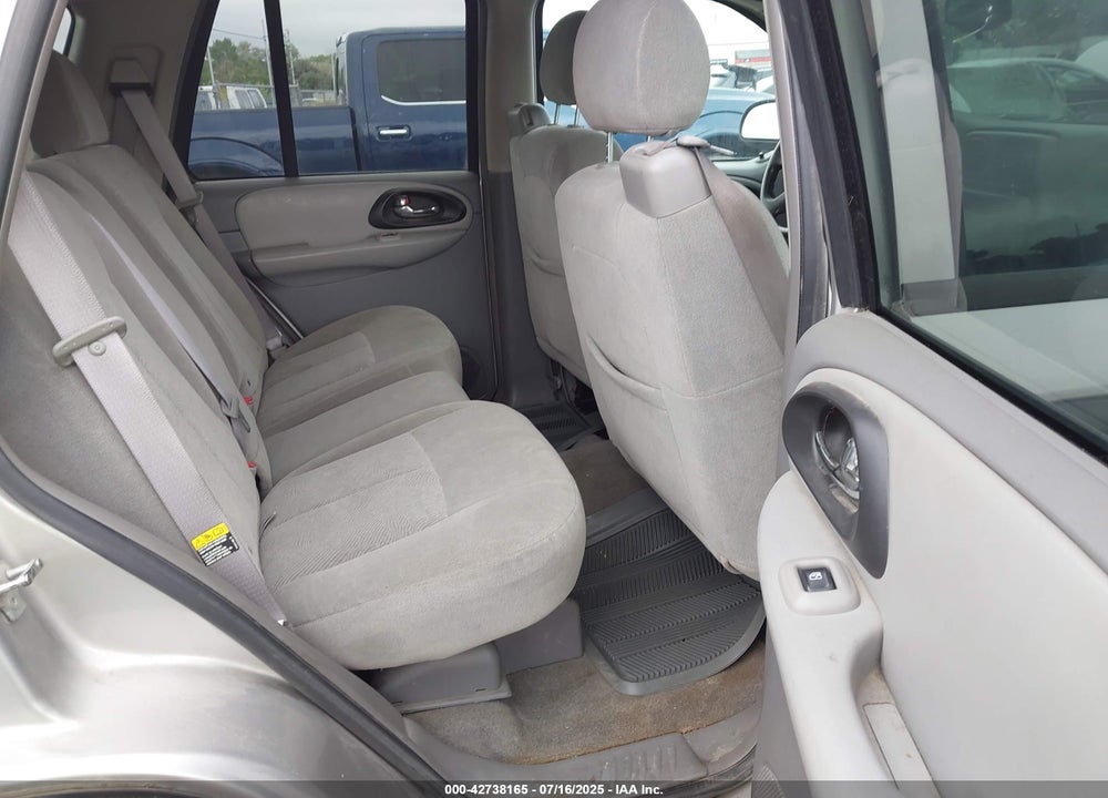 2005 CHEVROLET TRAILBLAZER LS VIN: 1GNDT13S552386087