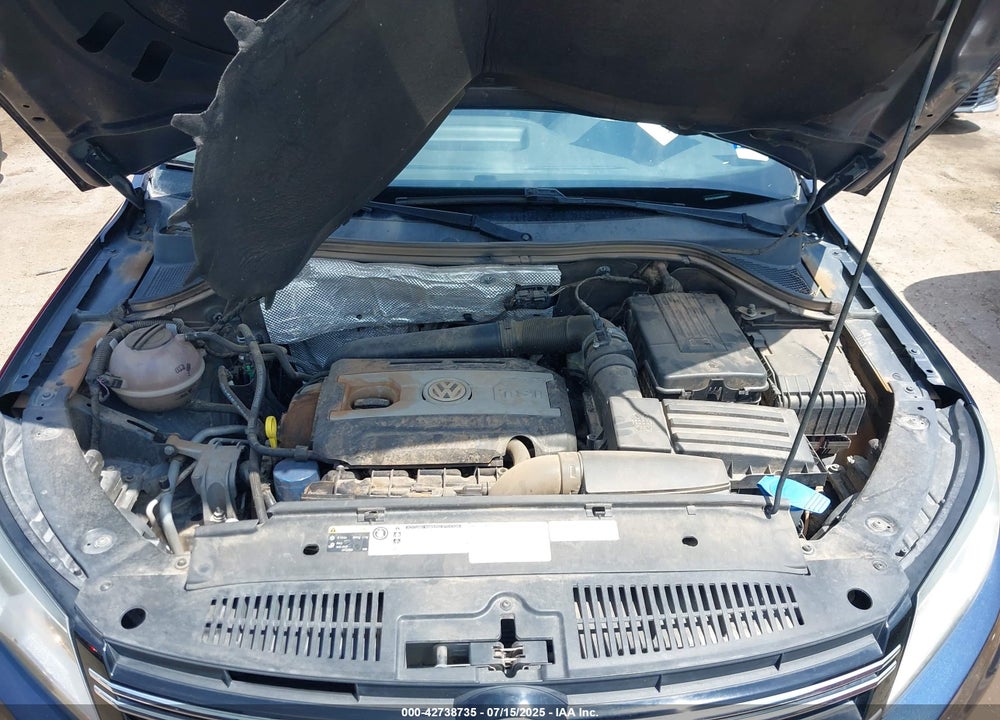 2016 VOLKSWAGEN TIGUAN VIN: WVGAV7AX4GW526211