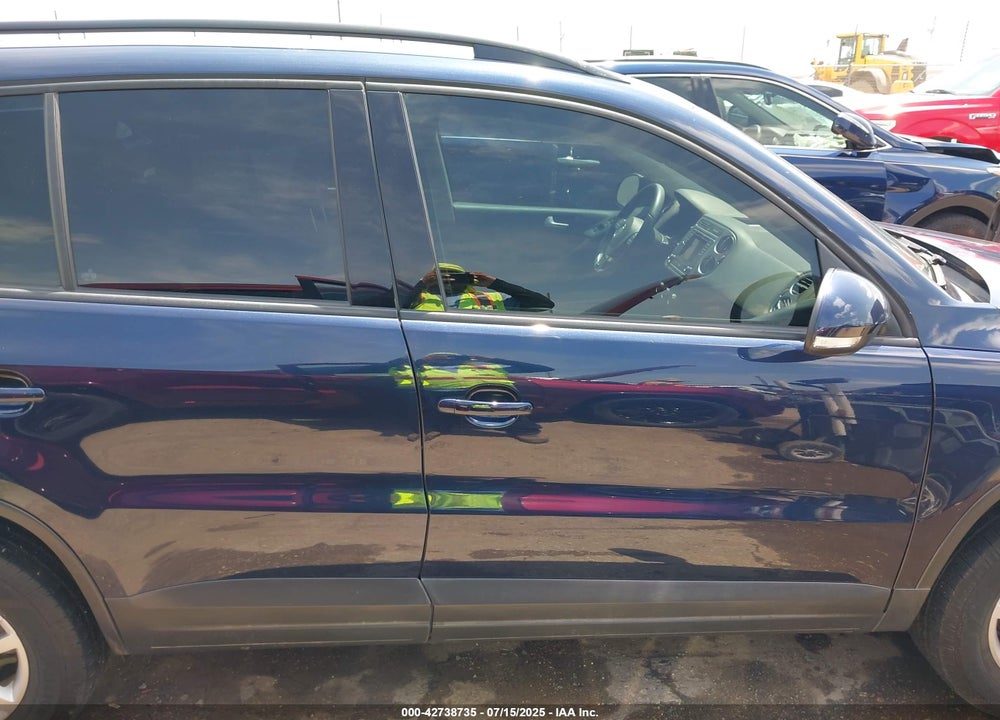2016 VOLKSWAGEN TIGUAN VIN: WVGAV7AX4GW526211