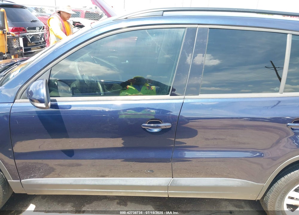 2016 VOLKSWAGEN TIGUAN VIN: WVGAV7AX4GW526211