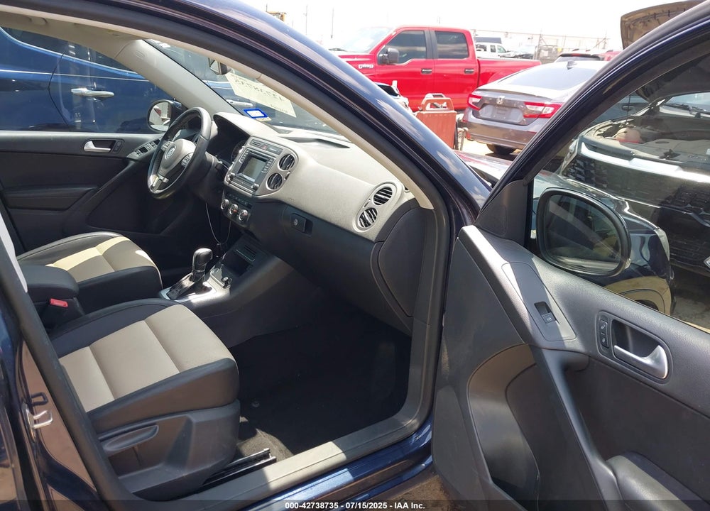 2016 VOLKSWAGEN TIGUAN VIN: WVGAV7AX4GW526211