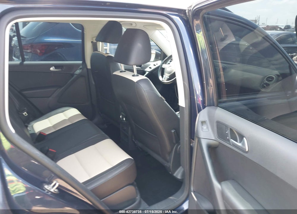 2016 VOLKSWAGEN TIGUAN VIN: WVGAV7AX4GW526211