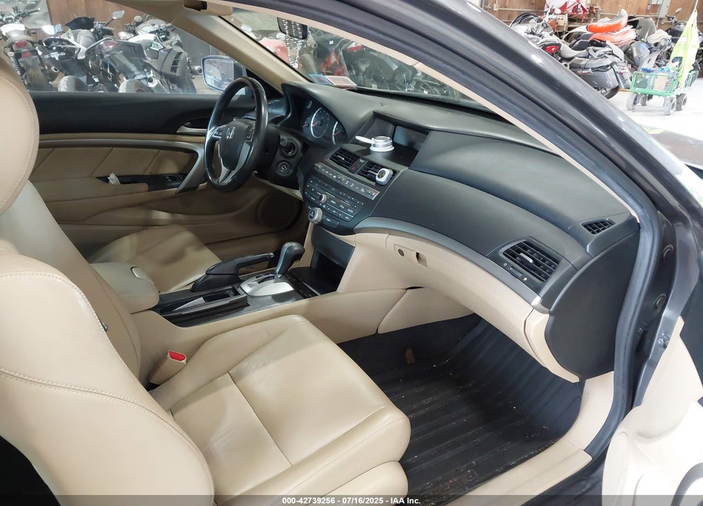 2011 HONDA ACCORD VIN: 1HGCS1B84BA008424