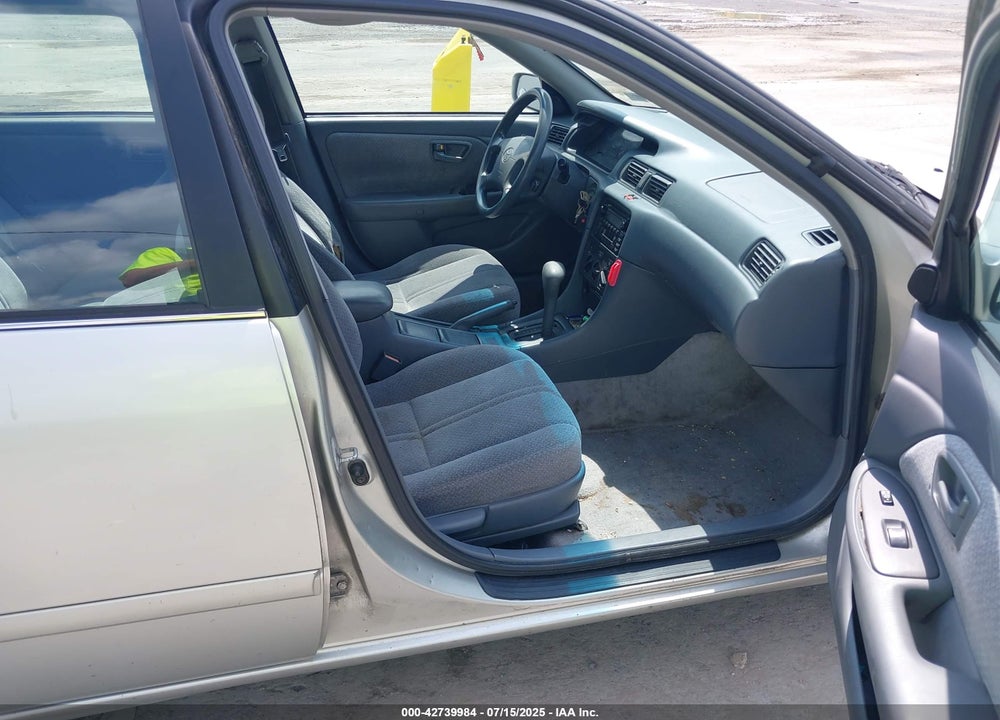2000 TOYOTA CAMRY LE VIN: 4T1BG22K3YU683133