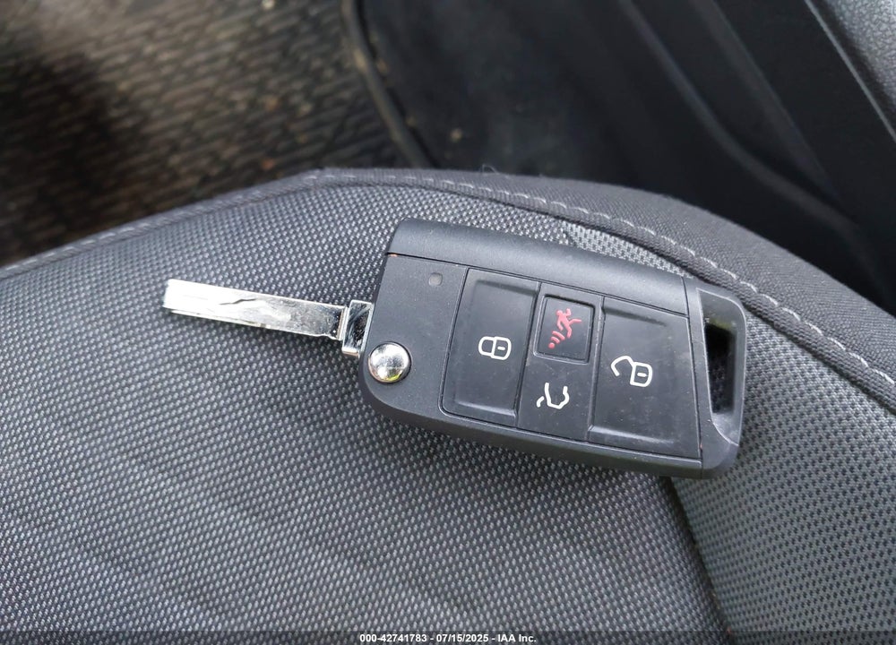2018 VOLKSWAGEN TIGUAN VIN: 3VV0B7AX5JM108306