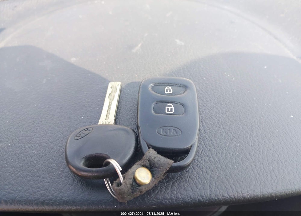 2011 KIA SORENTO VIN: 5XYKT4A13BG186256