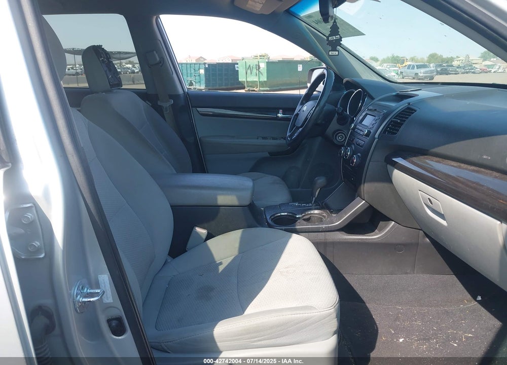 2011 KIA SORENTO VIN: 5XYKT4A13BG186256