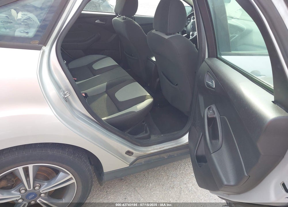 2014 FORD FOCUS VIN: 1FADP3F21EL463106