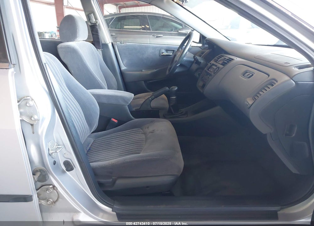 1998 HONDA ACCORD DX VIN: 1HGCF8547WA262804