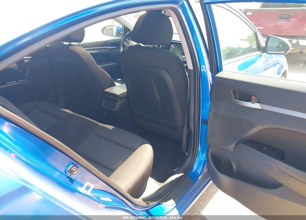 2017 HYUNDAI ELANTRA VIN: KMHD84LF9HU262990