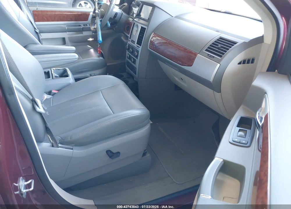 2009 CHRYSLER TOWN & COUNTRY VIN: 2A8HR54169R507800