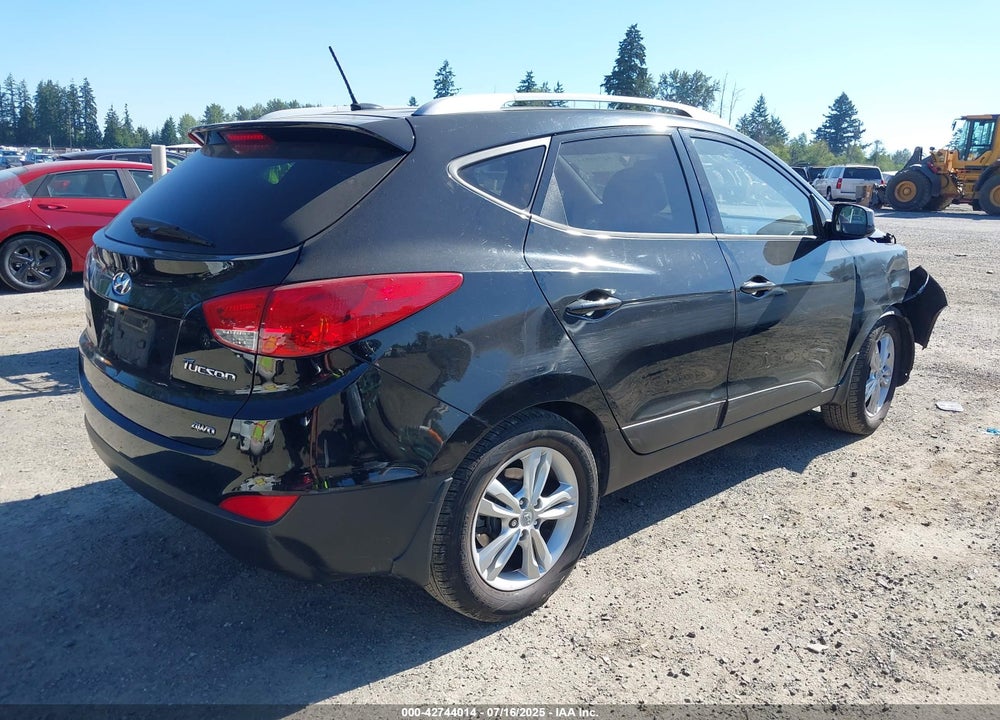 2011 HYUNDAI TUCSON VIN: KM8JUCAC8BU312870