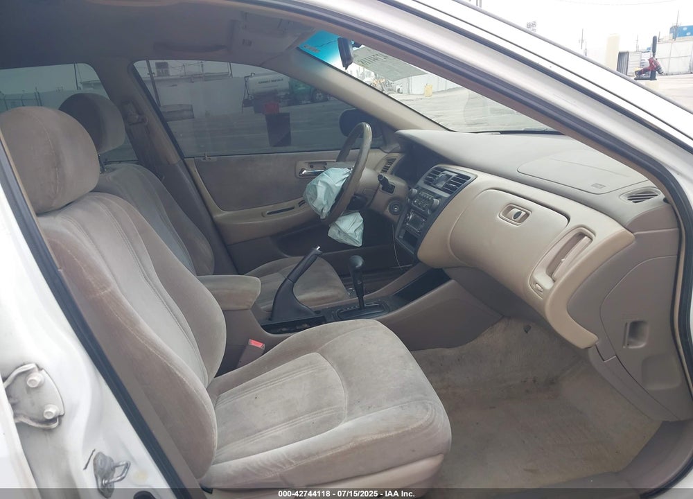 2000 HONDA ACCORD 2.3 LX VIN: 3HGCG6651YG703906