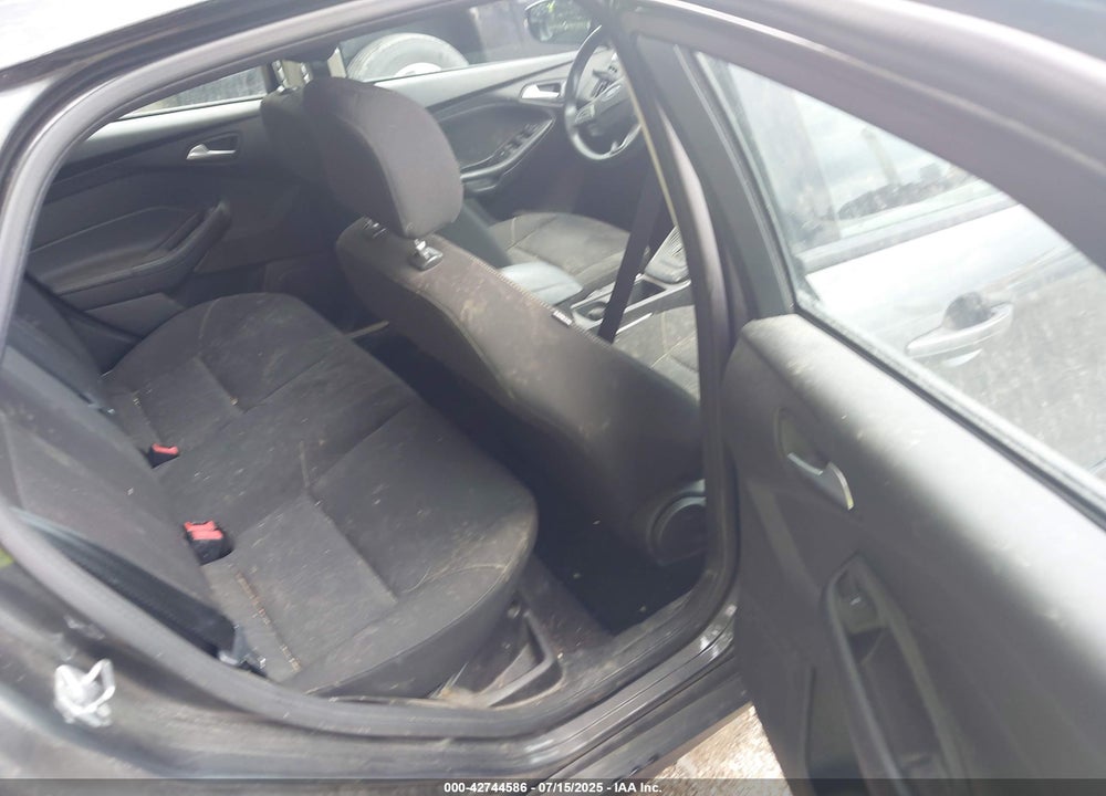 2016 FORD FOCUS VIN: 1FADP3F2XGL309724