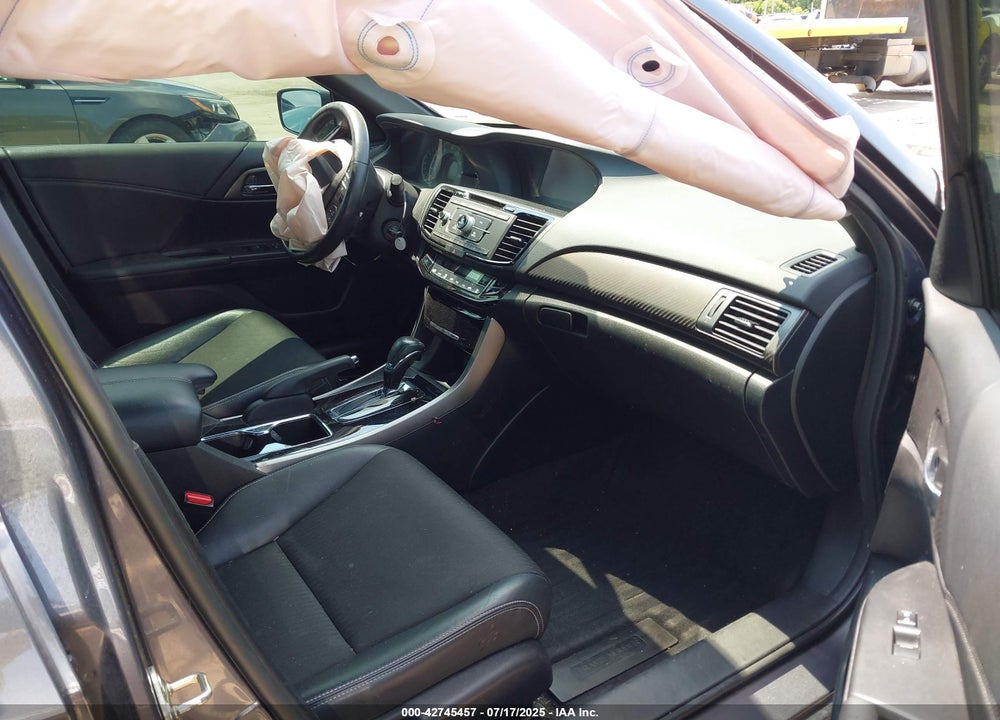 2017 HONDA ACCORD VIN: 1HGCR2F58HA099689