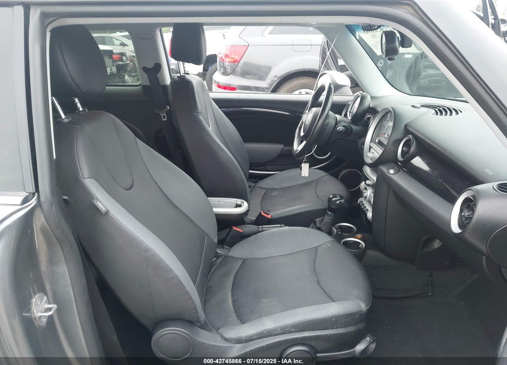 2010 MINI COOPER VIN: WMWMF3C57ATZ25476