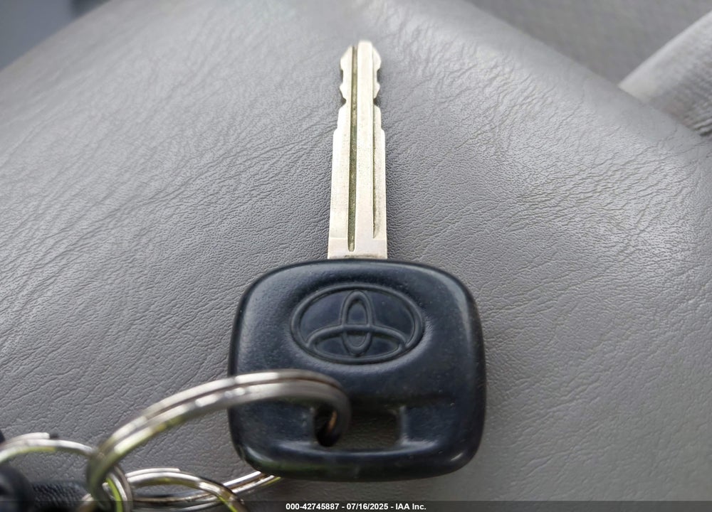 2002 TOYOTA CAMRY LE VIN: 4T1BE32K72U565993
