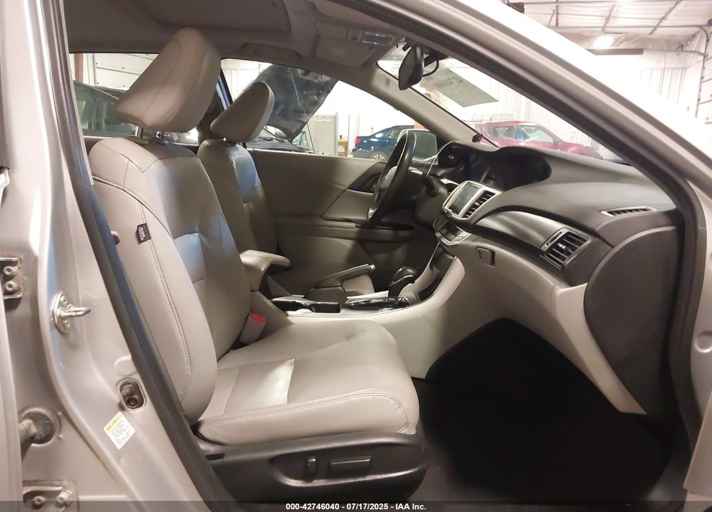 2015 HONDA ACCORD VIN: 1HGCR3F85FA007435