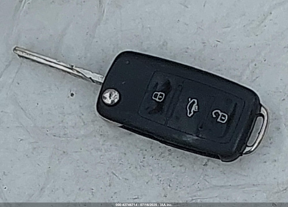 2011 VOLKSWAGEN JETTA VIN: 3VWDZ7AJ9BM325475