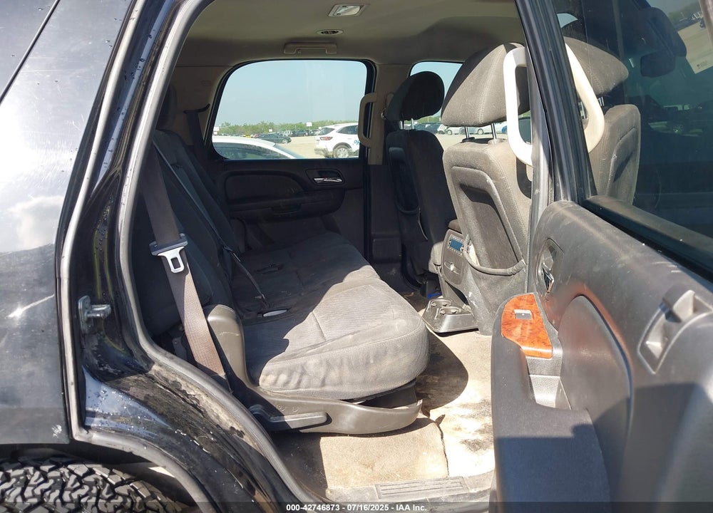 2011 CHEVROLET TAHOE VIN: 1GNSCAE05BR380084
