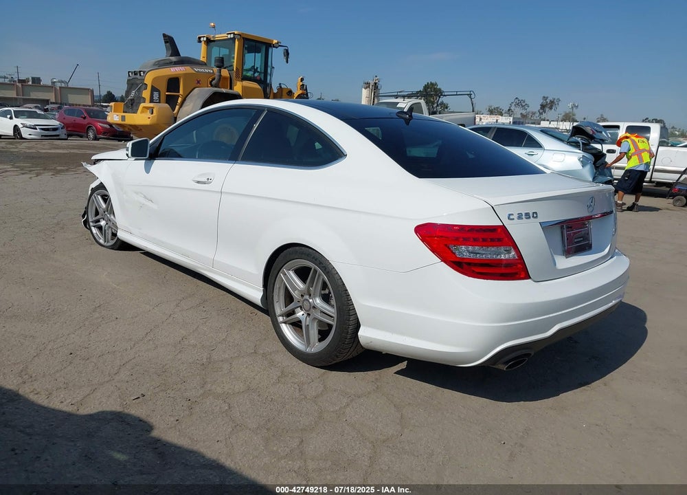 2015 MERCEDES-BENZ C CLASS VIN: WDDGJ4HB4FG367661