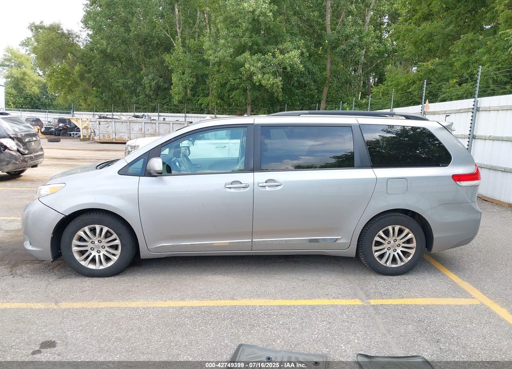 2014 TOYOTA SIENNA XLE V6 8 PASSENGER VIN: 5TDYK3DC3ES445310
