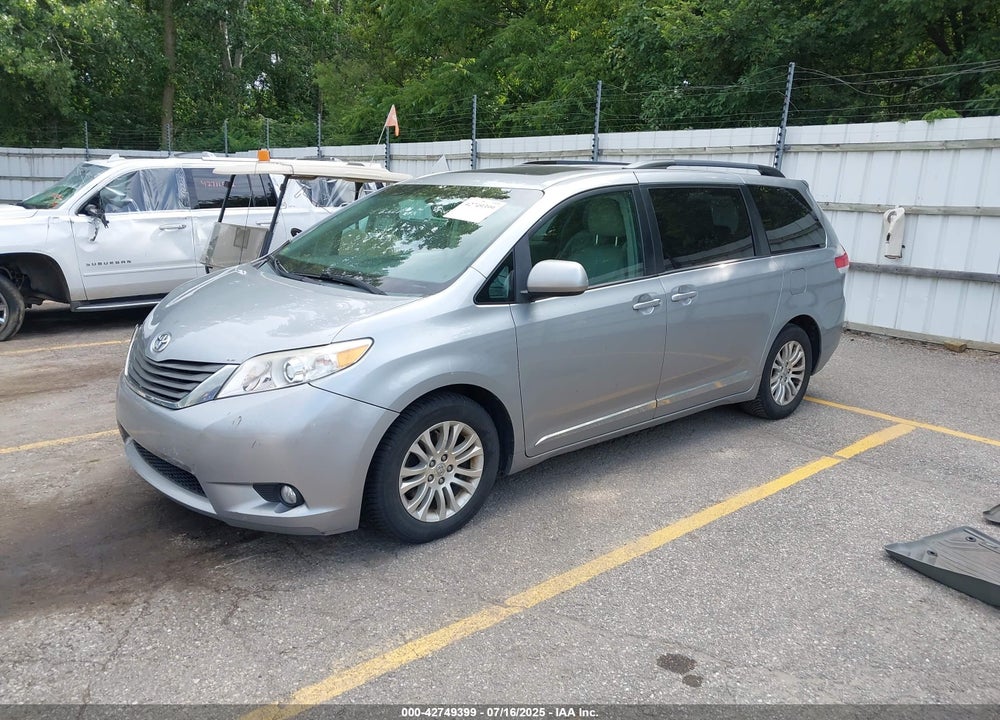 2014 TOYOTA SIENNA XLE V6 8 PASSENGER VIN: 5TDYK3DC3ES445310