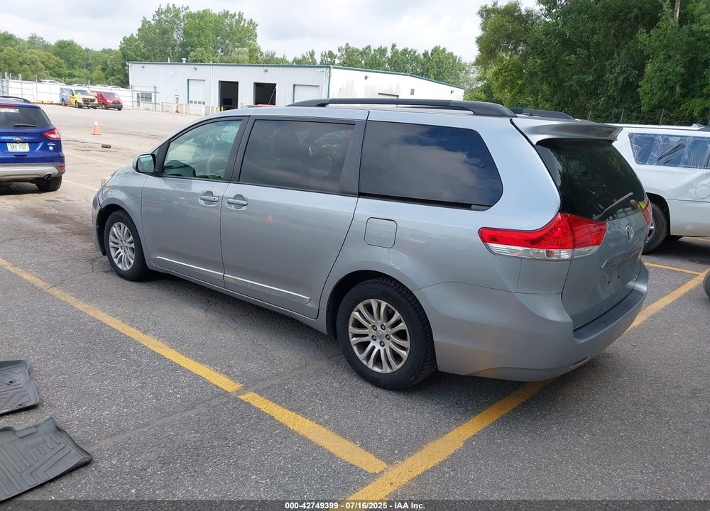 2014 TOYOTA SIENNA XLE V6 8 PASSENGER VIN: 5TDYK3DC3ES445310