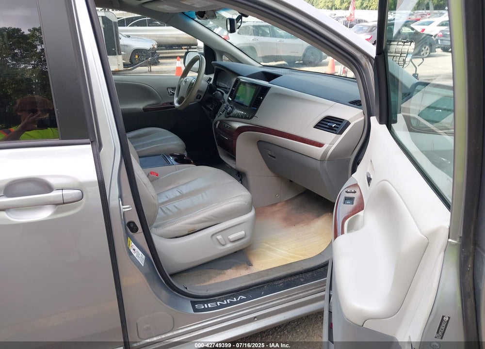 2014 TOYOTA SIENNA XLE V6 8 PASSENGER VIN: 5TDYK3DC3ES445310