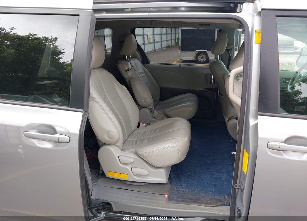 2014 TOYOTA SIENNA XLE V6 8 PASSENGER VIN: 5TDYK3DC3ES445310